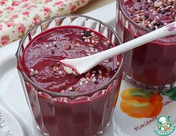 Свекольный смузи со шпинатом и семечками