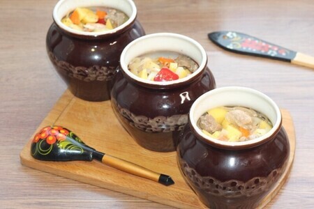 Свинина в горшочках с молочным соусом