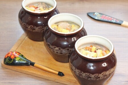 Свинина в горшочках с молочным соусом