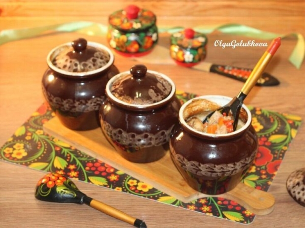 Свинина в горшочках с молочным соусом