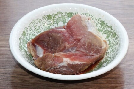 Свинина в горшочках с молочным соусом