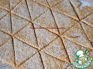 Сырное печенье с паприкой и кунжутом