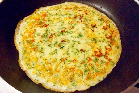 Сырные блинчики с зеленью и красной икрой Сырные блинчики с зеленью и красной икрой