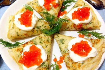 Сырные блинчики с зеленью и красной икрой Сырные блинчики с зеленью и красной икрой