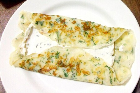 Сырные блинчики с зеленью и красной икрой Сырные блинчики с зеленью и красной икрой