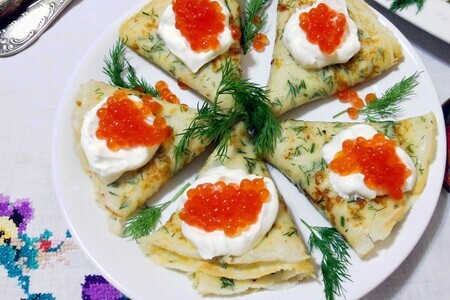 Сырные блинчики с зеленью и красной икрой Сырные блинчики с зеленью и красной икрой