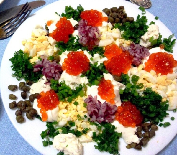 Сырные блинчики с зеленью и красной икрой Сырные блинчики с зеленью и красной икрой