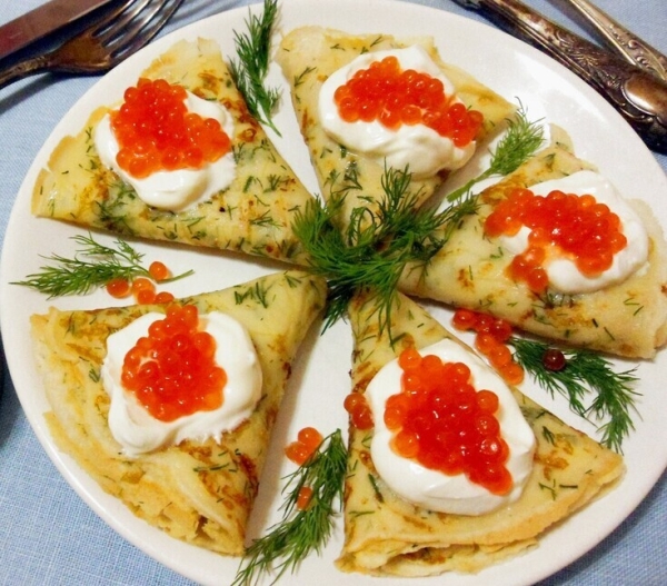 Сырные блинчики с зеленью и красной икрой Сырные блинчики с зеленью и красной икрой