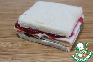 Сырный сэндвич с клюквенным джемом Сырный сэндвич с клюквенным джемом