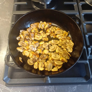 Сырный суп с грибами и колбасками