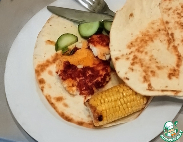 Тако с рыбой, кукурузой и огурцом