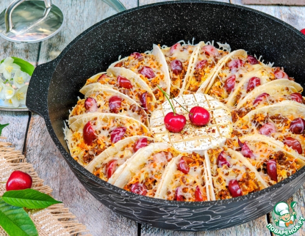 Такос с мясом, черешней и камамбером Такос с мясом, черешней и камамбером