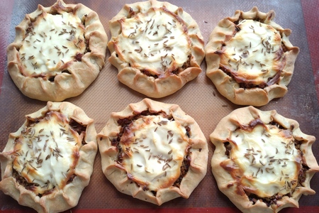 Тарталетки с фаршем и грибами