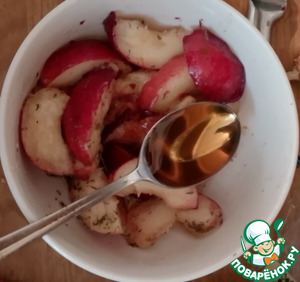 Тартины с нектаринами, горгонзолой и тимьяном