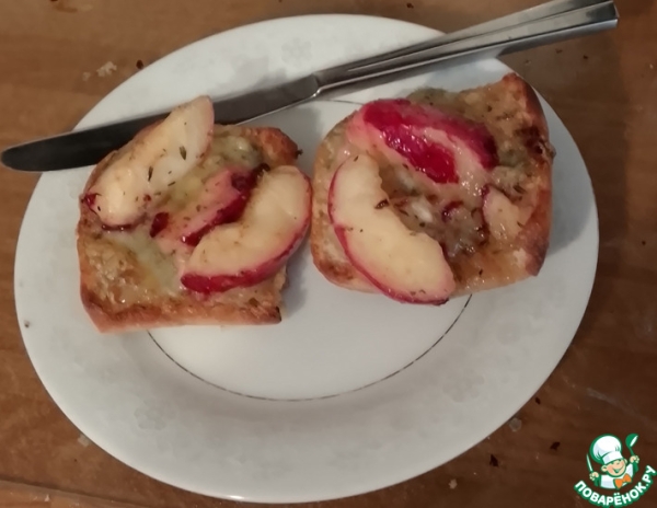 Тартины с нектаринами, горгонзолой и тимьяном