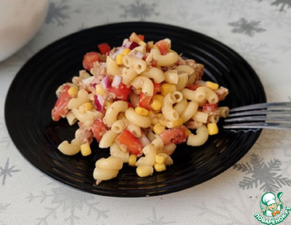 Тёплый салат с тунцом и макаронами
