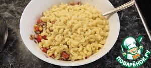 Тёплый салат с тунцом и макаронами