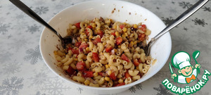 Тёплый салат с тунцом и макаронами