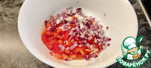 Тёплый салат с тунцом и макаронами