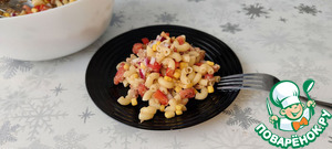 Тёплый салат с тунцом и макаронами