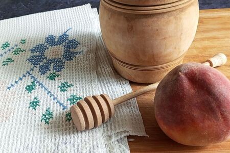 Толстые блины на сметане с персиком и мёдом #пушкинкулинар Толстые блины на сметане с персиком и мёдом #пушкинкулинар