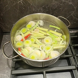 Том ям с креветками и кальмарами Том ям с креветками и кальмарами