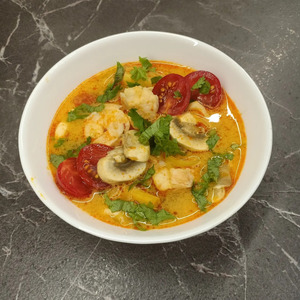 Том ям с креветками и кальмарами Том ям с креветками и кальмарами