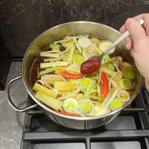 Том ям с креветками и кальмарами Том ям с креветками и кальмарами