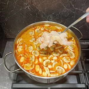 Том ям с креветками и кальмарами Том ям с креветками и кальмарами