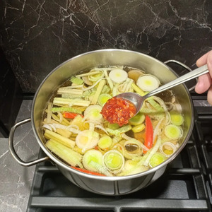 Том ям с креветками и кальмарами Том ям с креветками и кальмарами