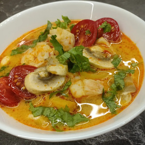 Том ям с креветками и кальмарами Том ям с креветками и кальмарами