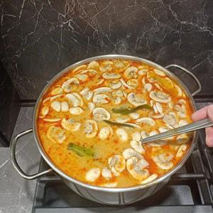 Том ям с креветками и кальмарами Том ям с креветками и кальмарами