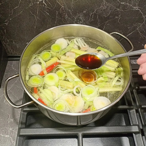 Том ям с креветками и кальмарами Том ям с креветками и кальмарами