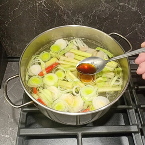 Том ям с креветками и кальмарами Том ям с креветками и кальмарами