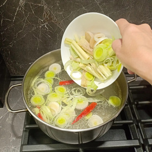 Том ям с креветками и кальмарами Том ям с креветками и кальмарами