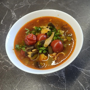 Том ям с рыбой и кальмарами