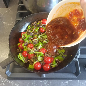 Том ям с рыбой и кальмарами