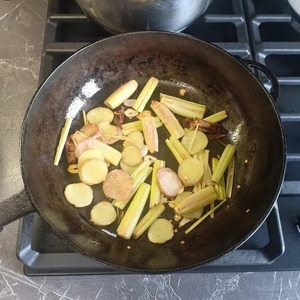 Том ям с рыбой и кальмарами