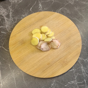 Том ям с рыбой и кальмарами