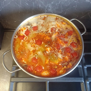 Том ям с рыбой и кальмарами