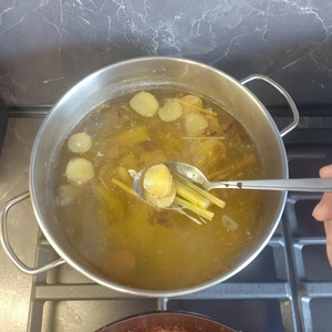 Том ям с рыбой и кальмарами