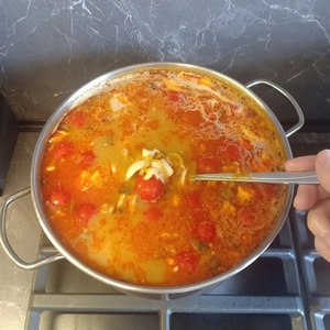 Том ям с рыбой и кальмарами