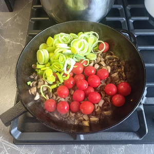 Том ям с рыбой и кальмарами