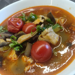 Том ям с рыбой и кальмарами