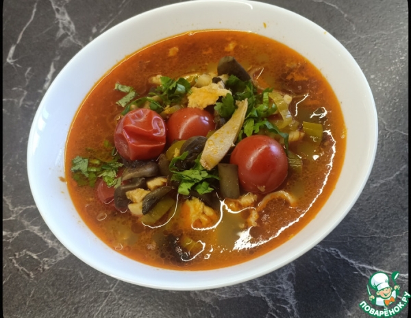 Том ям с рыбой и кальмарами