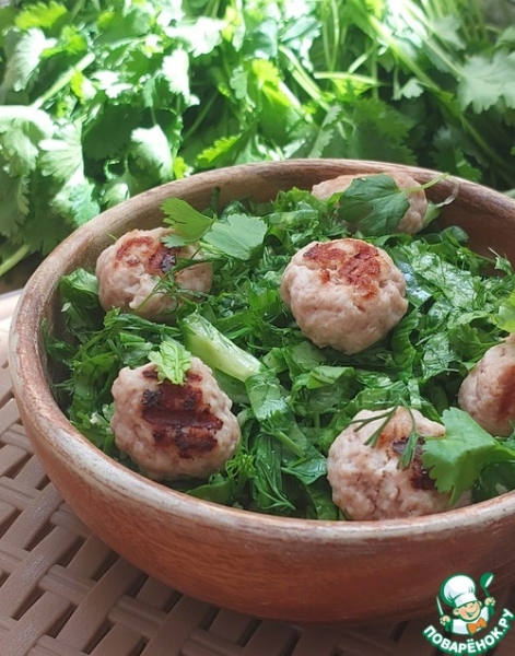 Травяной салат с огурцом и мини-котлетками Травяной салат с огурцом и мини-котлетками