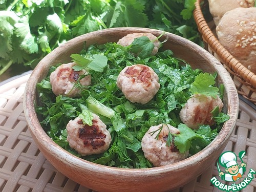 Травяной салат с огурцом и мини-котлетками Травяной салат с огурцом и мини-котлетками