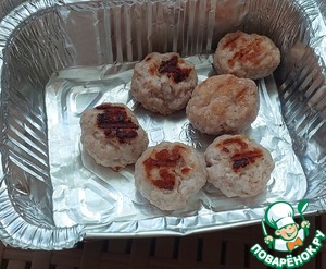 Травяной салат с огурцом и мини-котлетками Травяной салат с огурцом и мини-котлетками