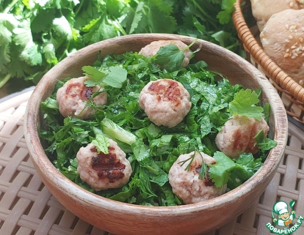 Травяной салат с огурцом и мини-котлетками Травяной салат с огурцом и мини-котлетками