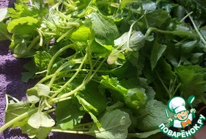 Травяной салат с огурцом и мини-котлетками Травяной салат с огурцом и мини-котлетками